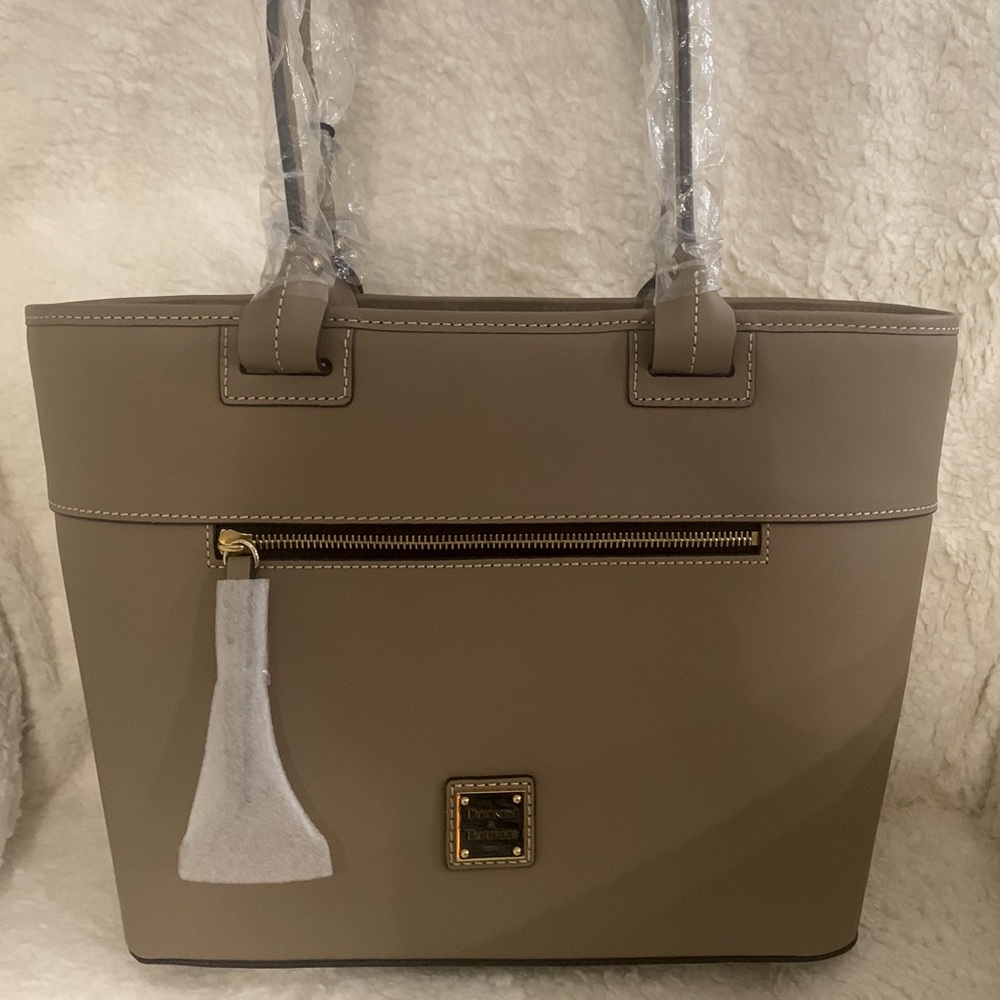 Dooney & Bourke Leather Zip Tote/ Purse NWT Light Taupe Color.